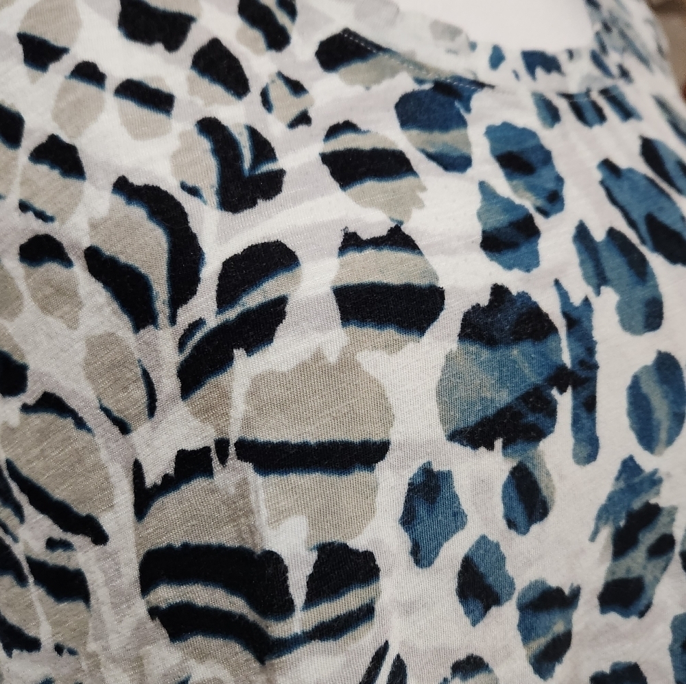 Vince Camuto M‎ blue and taupe leopard print scoop neck short sleeve tee - Picture 3 of 4